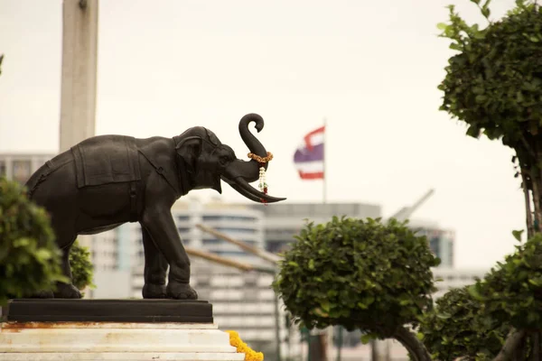 Eine Elefantenstatue Mit Einer Verschwommenen Thailändischen Flagge Auf Dem Hintergrund — Stockfoto