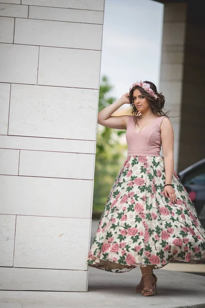 Kobieta Opierająca Się Nowoczesnej Ścianie Budynku Różowej Sukience — Zdjęcie stockowe