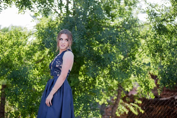 Tiro Foco Raso Uma Bela Fêmea Olhando Vestido Azul — Fotografia de Stock