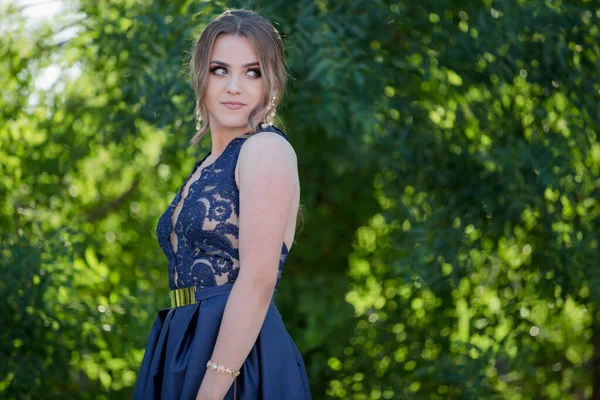 Mavi Elbiseli Açık Havada Poz Veren Genç Bir Kadının Sığ — Stok fotoğraf