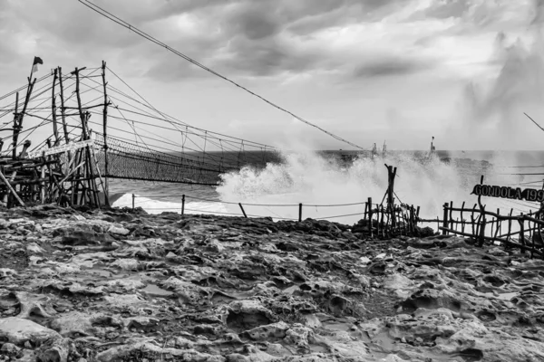 Grande Onda Bate Balançando Corda Ponte Conectando Uma Ilha Rocha — Fotografia de Stock