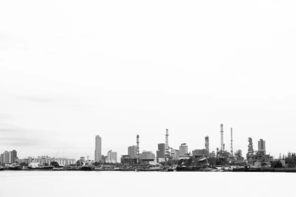 Uma Vista Tons Cinza Fábrica Com Tubos Contra Lago Sob — Fotografia de Stock