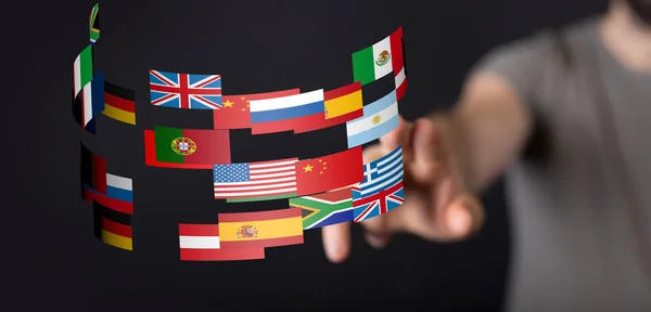 Una Persona Que Presenta Proyección Virtual Las Banderas Diferentes Países — Foto de Stock