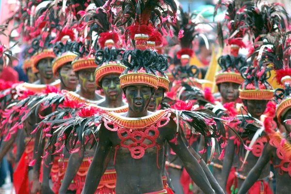 Bacolod Philippines Lutego 2010 Tradycyjne Tancerki Kolorowym Festiwalu Bacolod Filipiny — Zdjęcie stockowe