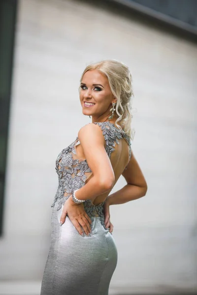 Pretty Young Woman Posing Smiling Silver Dress Open Back — Stockfoto