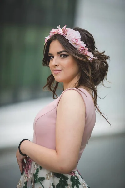 Closeup Shot Young Woman Pink Outfit Flowery Hairband — Foto Stock