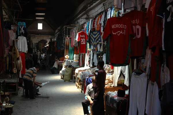 Marrakesh Marruecos Mayo 2009 Interior Del Antiguo Mercado Con Ropa — Foto de Stock