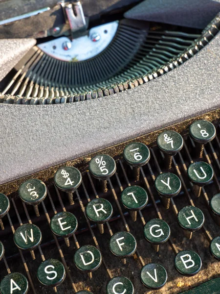 Вертикальный Снимок Старинной Пишущей Машинки — стоковое фото