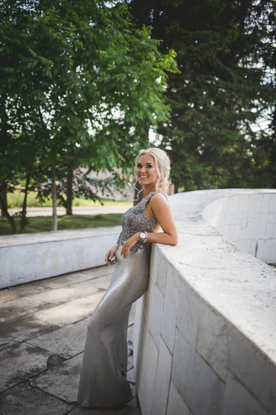 Shallow Focus Vertical Shot Young Woman Leaning Wall Silver Dress — Zdjęcie stockowe