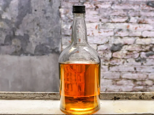 Primo Piano Una Bottiglia Whisky Con Muro Mattoni Sullo Sfondo — Foto Stock