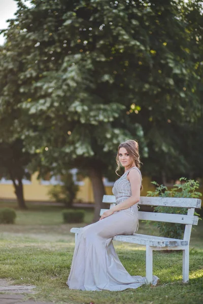 Een Oppervlakkige Focus Shot Van Een Prachtige Vrouw Zittend Een — Stockfoto