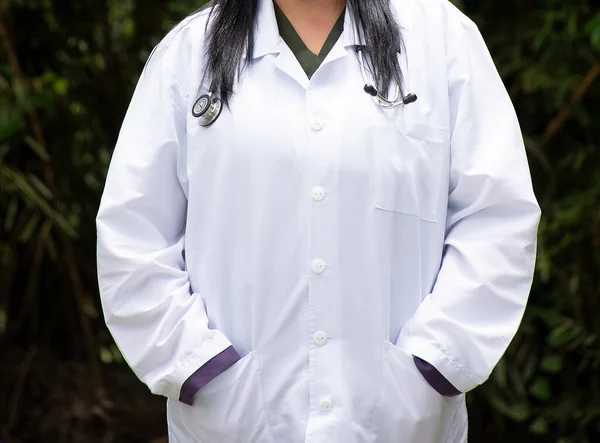 Жінка Лікар Білому Медичному Пальто Стетоскоп Обличчям Ногами Невидимі — стокове фото