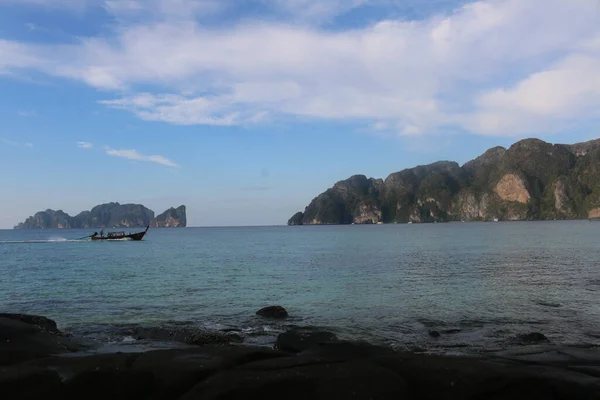 タイのピピ島のアンダマン海のロングテールボートと石灰岩の岩の閉鎖ショット — ストック写真