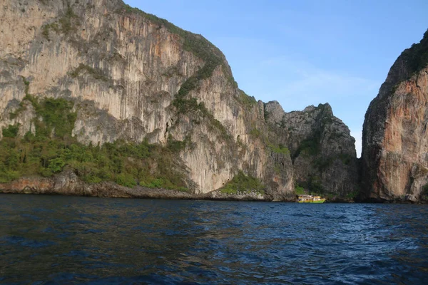 泰国菲菲岛玛雅海滩的长尾船特写镜头 — 图库照片