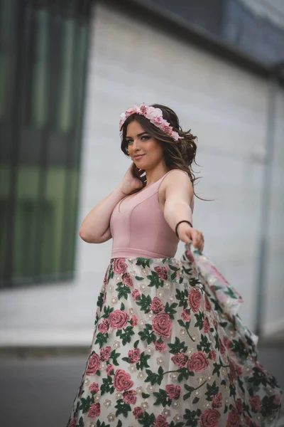 Closeup Shot Caucasian Woman Holding Her Pink Dress Hairband — стоковое фото