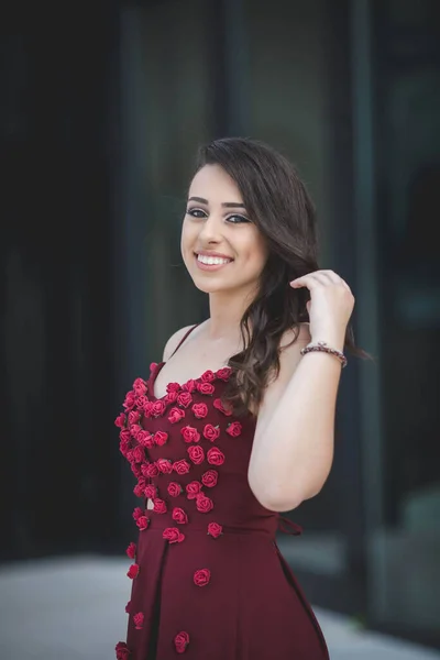 Крупним Планом Молода Жінка Позує Червоній Сукні Розмитому Тлі Посміхається — стокове фото
