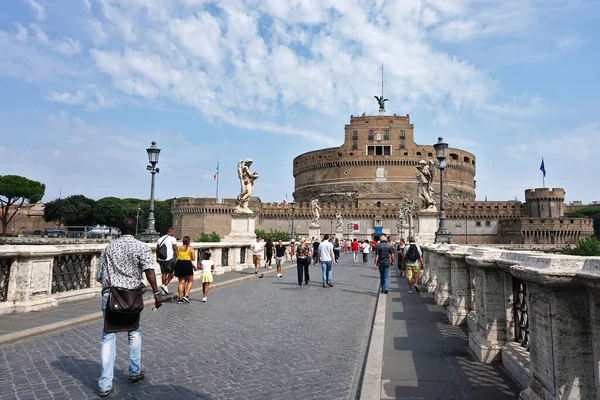 Rome Italy Sep 2019 Туристи Мосту Святого Анджело Відомим Замком — стокове фото