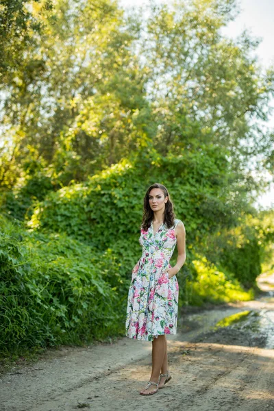 Ytlig Fokusbild Ung Kvinna Väg Blommig Klänning — Stockfoto