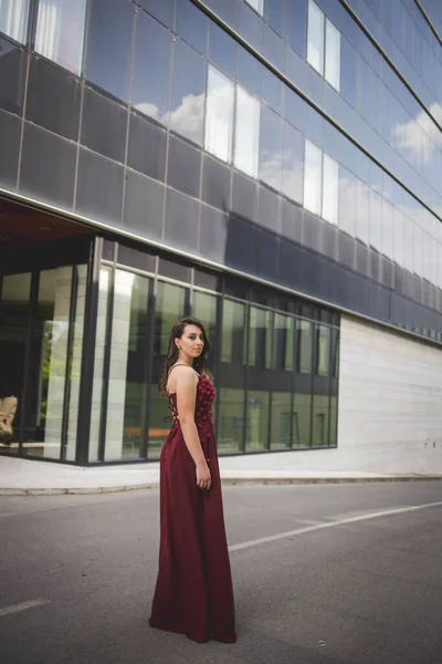 Young Woman Posing Red Dress Front Building Daylight — 스톡 사진