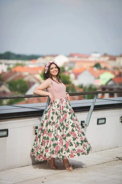 Colpo Verticale Fuoco Superficiale Una Donna Piedi Tetto Vestito Rosa — Foto Stock