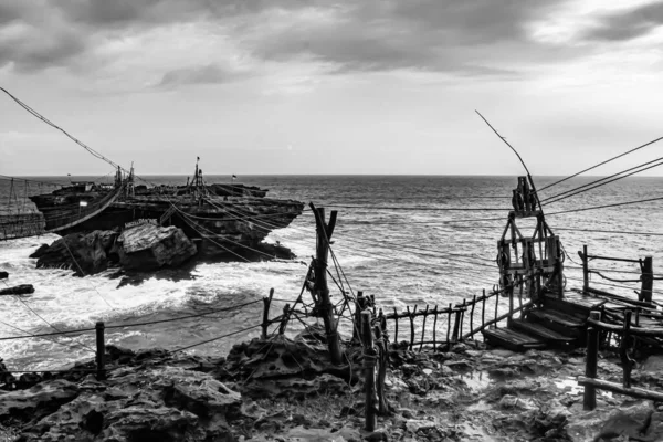 Desafio Ponte Corda Balançando Teleférico Para Uma Ilha Rocha Com — Fotografia de Stock