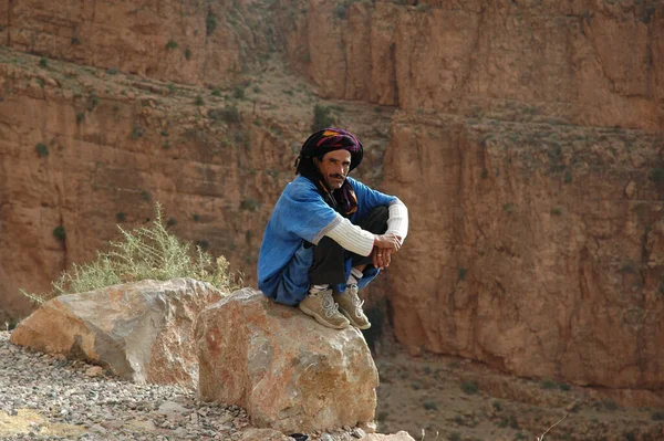 Marrakesh Marocco Maggio 2009 Uomo Solo Seduto Una Roccia Una — Foto Stock