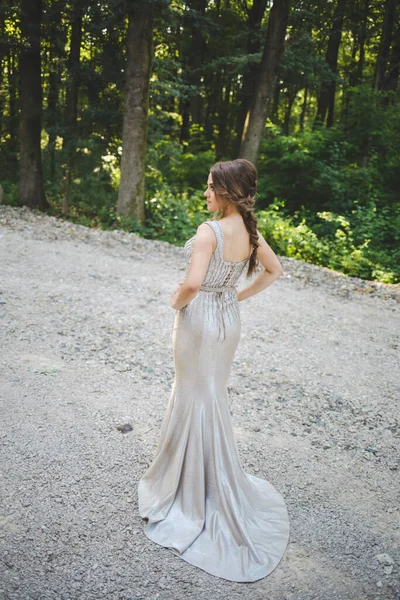 Tiro Vertical Foco Raso Uma Jovem Mulher Por Trás Vestido — Fotografia de Stock