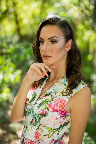Shallow Focus Closeup Shot Thinking Woman Flowered Dress — Stok fotoğraf
