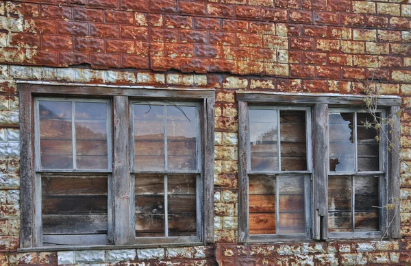 Régi Régi Betört Ablakok Egy Elhagyatott Fém Épületben — Stock Fotó