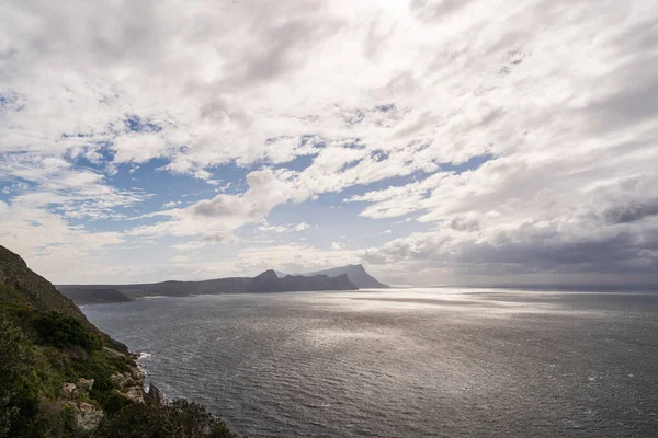 Красивый Вид Океан Горы Живописным Облачным Небом — стоковое фото