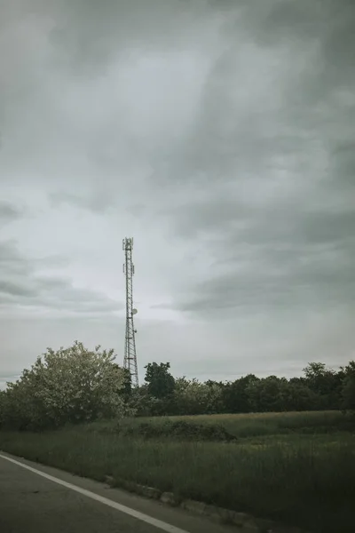 Вертикальный Снимок Передающей Башни Сельской Местности Бурным Небом — стоковое фото