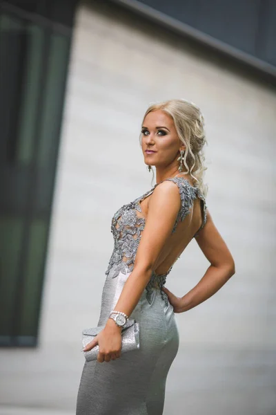 Young Woman Front Building Silver Dress — Stock Photo, Image
