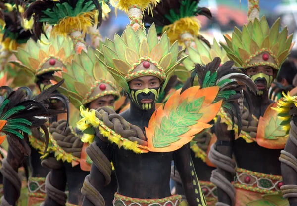 Bacolod Filipinas Enero 2010 Bailarines Tradicionales Colorido Festival Bacolod Filipinas — Foto de Stock