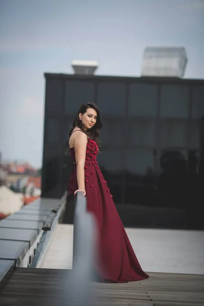 Shallow Focus Shot Caucasian Woman Posing Roof Edge Red Dress — Foto Stock