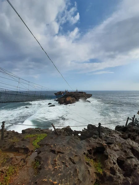 Vue Plateau Rocheux Une Île Rocheuse Avec Grandes Vagues Dans — Photo