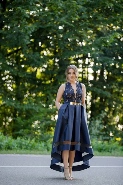 Eine Junge Frau Posiert Auf Einer Straße Einem Blauen Kleid — Stockfoto