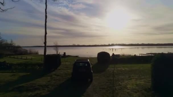 湖の上に美しい夕日 — ストック動画