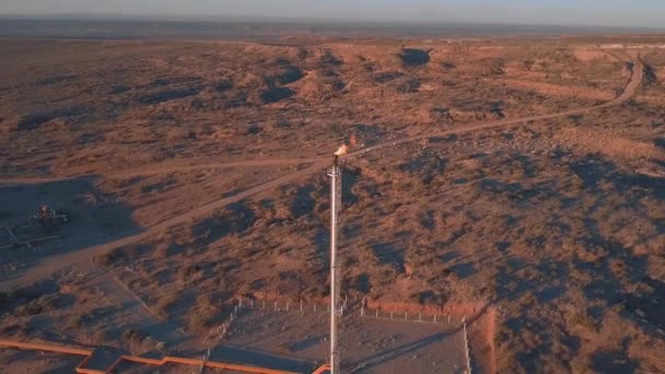 Sahilde Gün Batımında Yanan Bir Sütunun Görüntüleri — Stok video