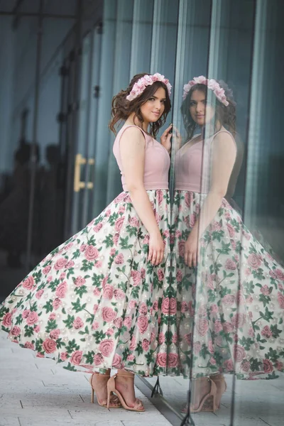 Μια Κάθετη Φωτογραφία Μιας Νεαρής Γυναίκας Ροζ Φόρεμα Και Την — Φωτογραφία Αρχείου