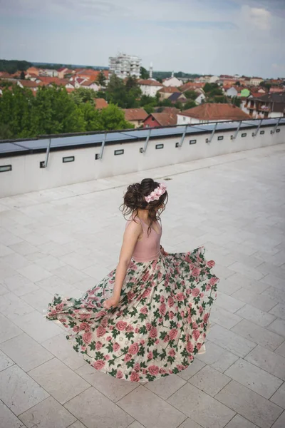 Vertical Shot Woman Rotating Building Roof Pink Dress — 스톡 사진