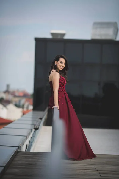 Shallow Focus Shot Young Woman Posing Roof Edge Red Dress — Foto Stock