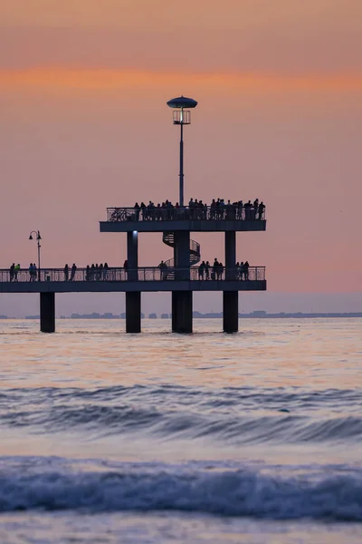 Vertikal Bild Människor Pir Njuter Utsikten Över Det Lugna Havet — Stockfoto