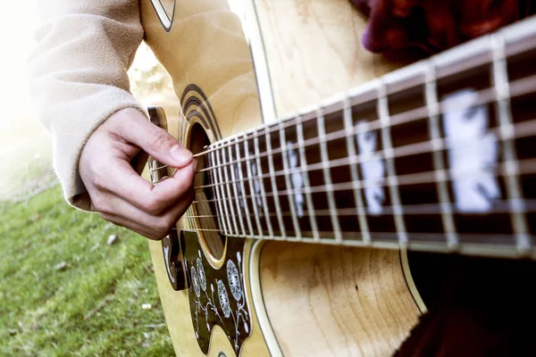 Een Close Van Een Hand Die Gitaar Speelt — Stockfoto