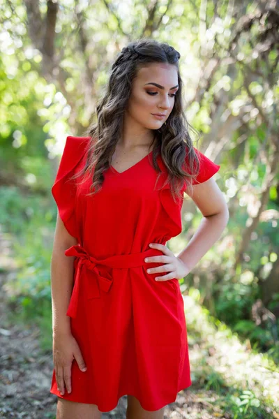 赤いドレスで屋外に立っている女性の浅い焦点のショット — ストック写真