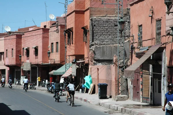 Marrakesh Morocco Lipca 2021 Stara Ulica Czerwonymi Budynkami Ludźmi Jeżdżącymi — Zdjęcie stockowe