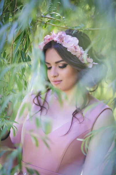 Вертикальный Снимок Застенчивой Женщины Розовом Платье Резинка Листьями Деревьев — стоковое фото