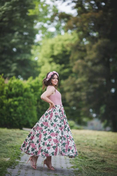 Shallow Focus Vertical Shot Woman Pathway Pink Dress Light Wind — Zdjęcie stockowe