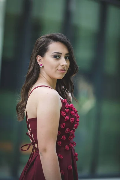 Closeup Shot Beautifulyoung Woman Red Dress Blurry Background — Stok fotoğraf