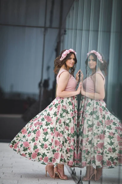 Vertical Shot Young Woman Pink Dress Her Reflection Glass Wall — Stock fotografie