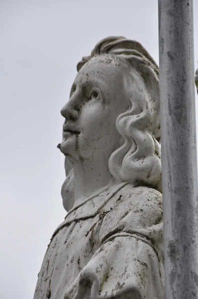 Eine Vertikale Aufnahme Einer Antiken Statue — Stockfoto